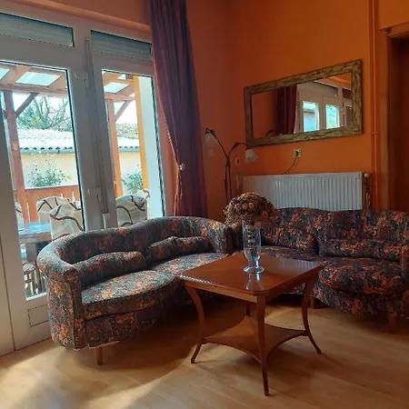 Schoenes Mit Grossem Pool 4 Km Zum Balaton Holiday home